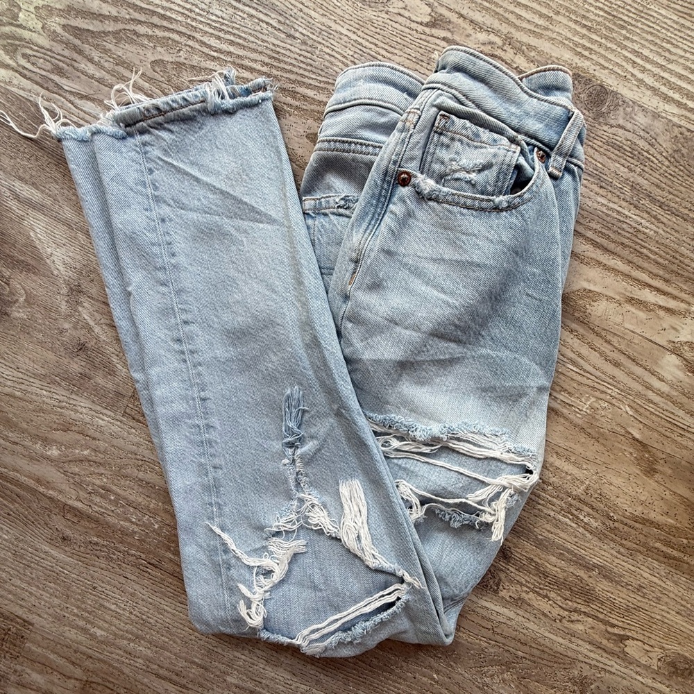 American Eagle Wonens Mom Jean~ Size: 2